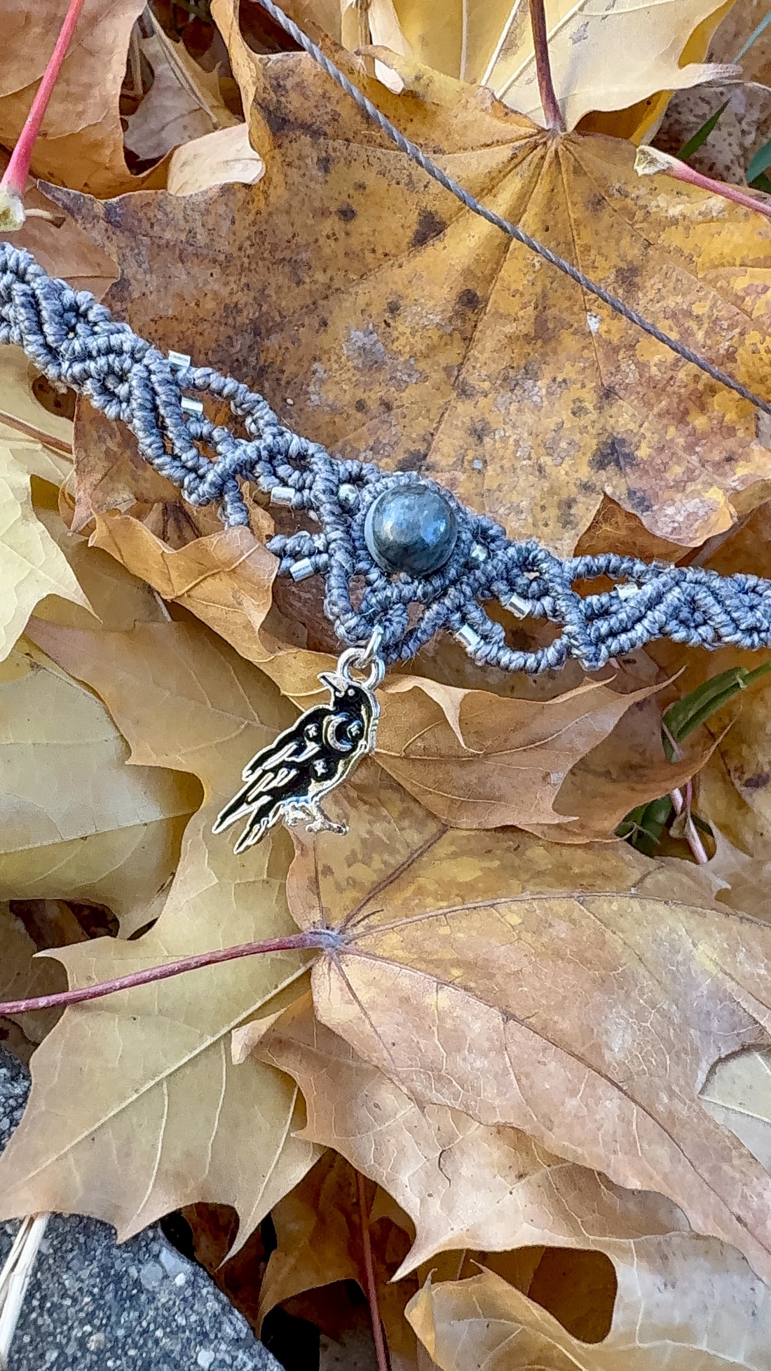 Choker din micromacramé cu labradorit natural și pandantiv corb - bijuterii - coliere - chockere - Artynos.ro
