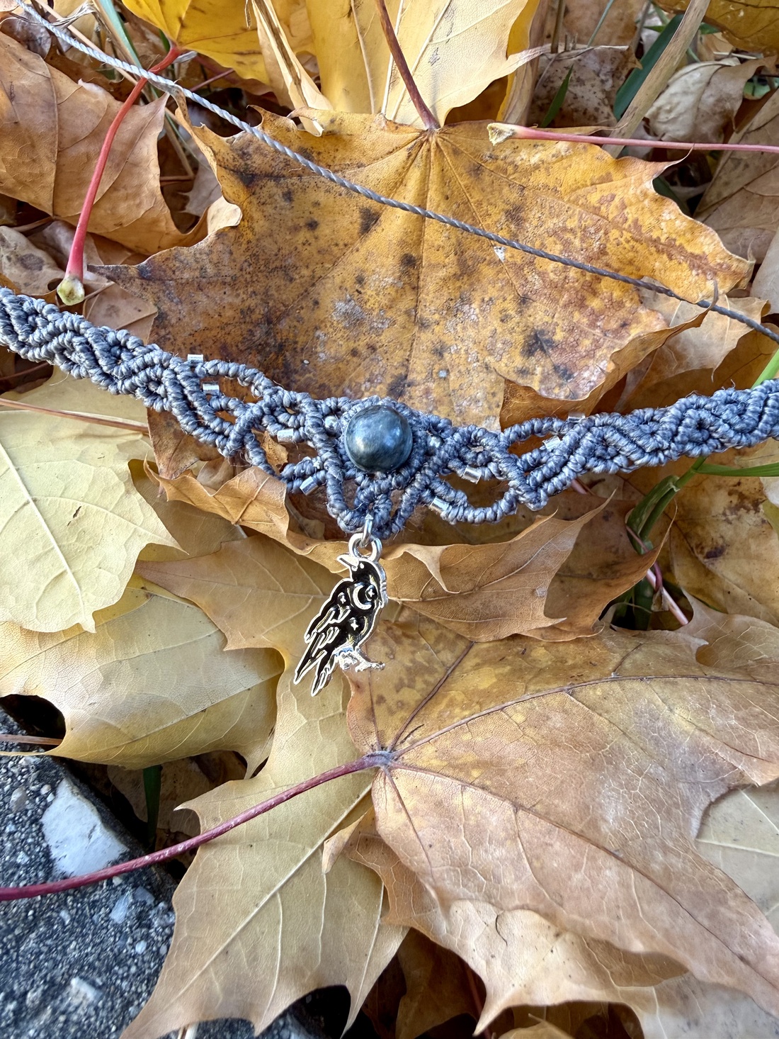 Choker din micromacramé cu labradorit natural și pandantiv corb - bijuterii - coliere - chockere - Artynos.ro