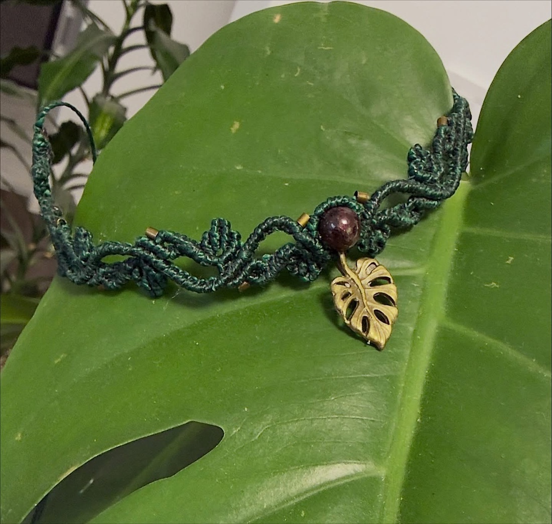 Choker lucrat manual din micromacramé cu granat și pandantiv frunză de monstera - bijuterii - coliere - chockere - Artynos.ro