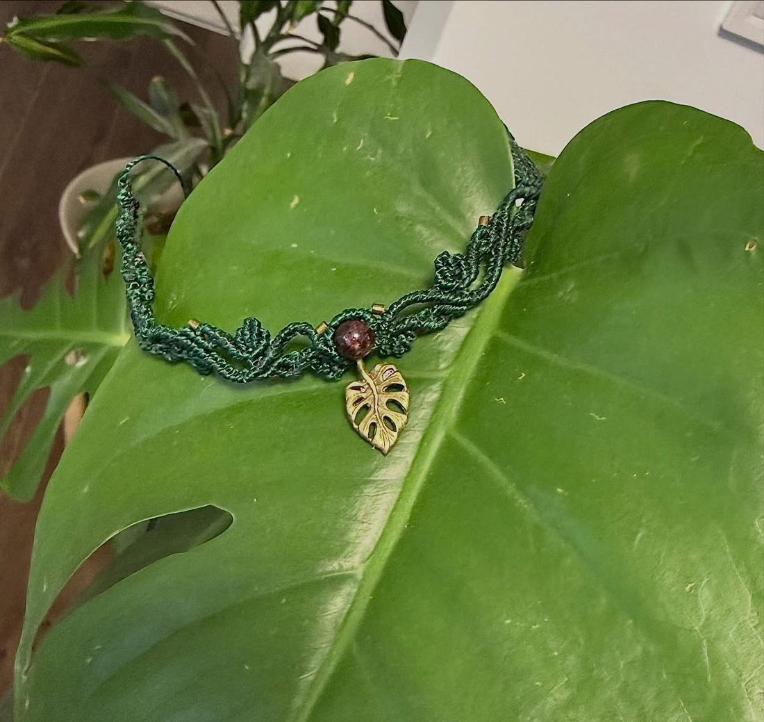 Choker lucrat manual din micromacramé cu granat și pandantiv frunză de monstera - bijuterii - coliere - chockere - Artynos.ro