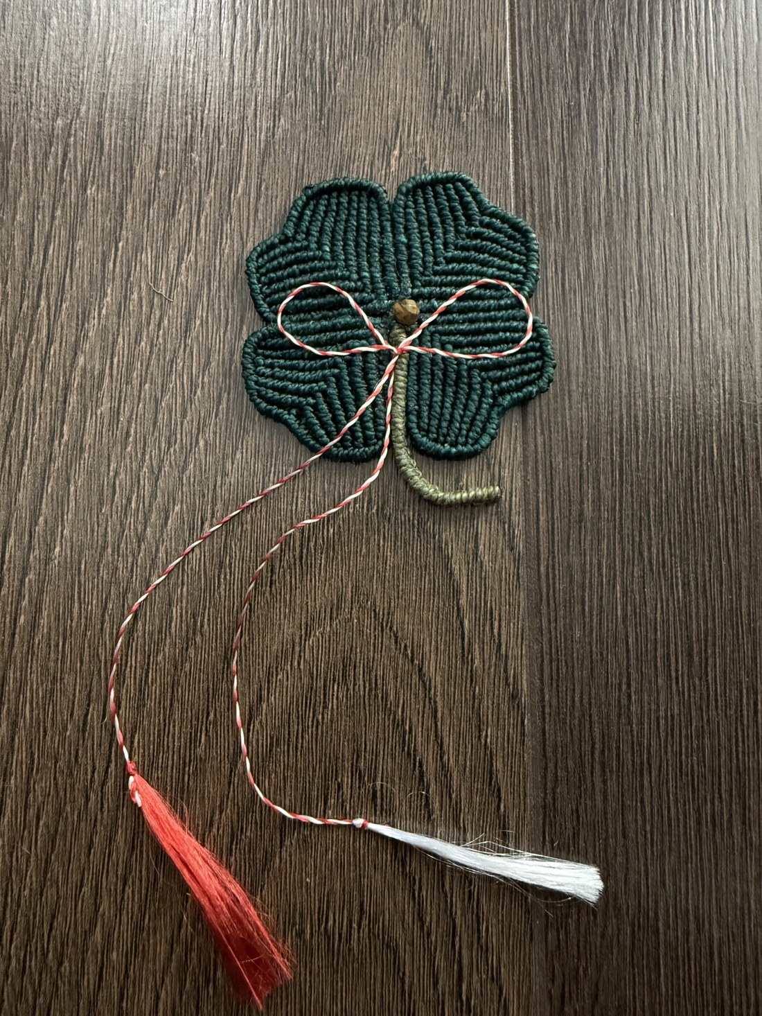 Mărțișor broșă artizanal trifoi cu patru foi , ochi de tigru - bijuterii - mărțișor - Artynos.ro