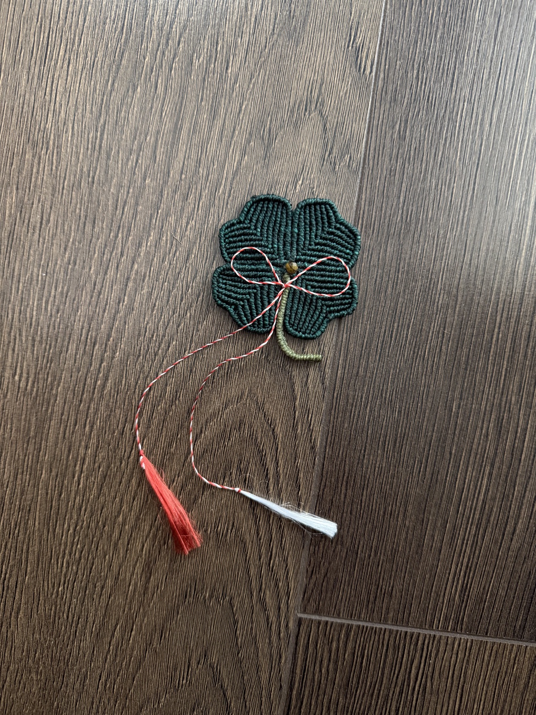 Mărțișor broșă artizanal trifoi cu patru foi , ochi de tigru - bijuterii - mărțișor - Artynos.ro