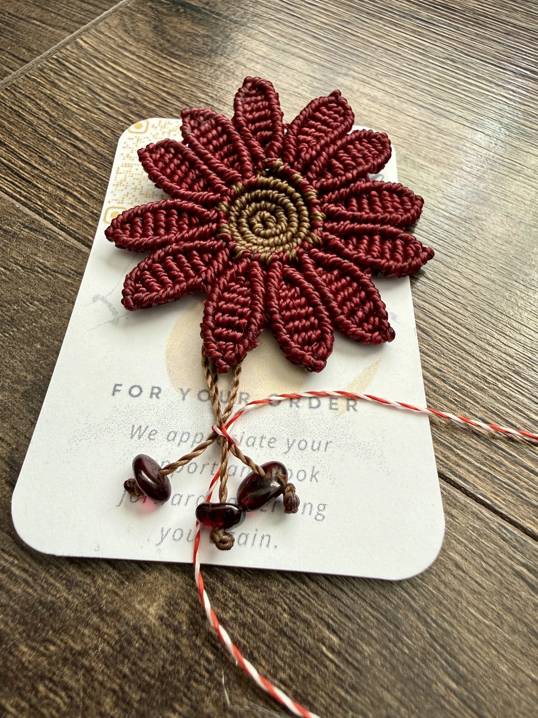 Broșă Mărțișor Granat  - accessorii și unelte - broșă, cerc, încuietoare - Artynos.ro