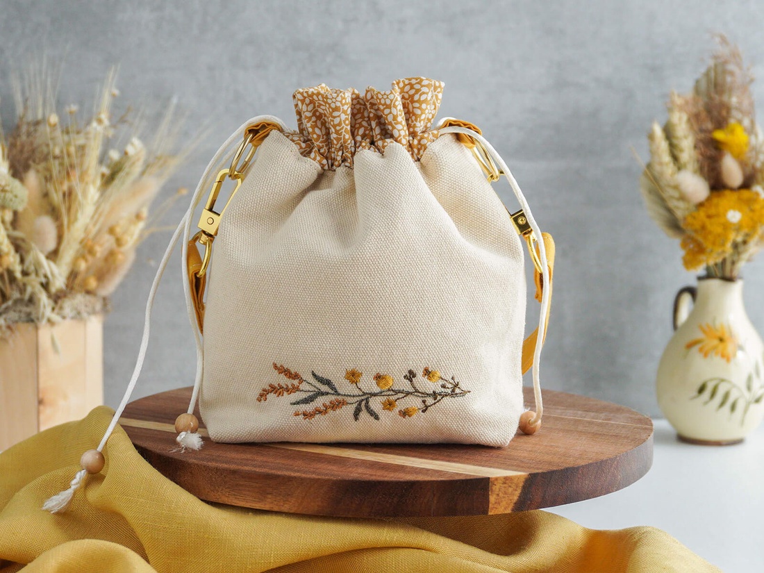Geantă de mână din pânză crem cu motiv floral galben - geantă și husă - genți de umăr și genți de mână - genți casual, genți de mână - Artynos.ro