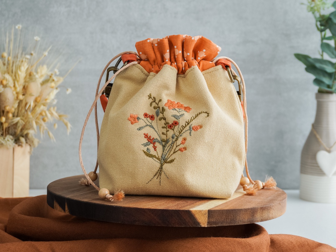 Geantă de mână din pânză crem cu motiv floral portocaliu - geantă și husă - genți de umăr și genți de mână - genți casual, genți de mână - Artynos.ro
