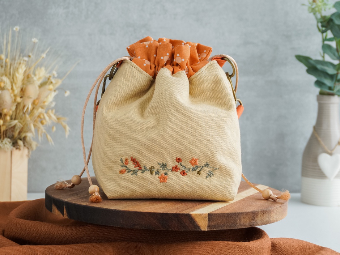 Geantă de mână din pânză crem cu motiv floral portocaliu - geantă și husă - genți de umăr și genți de mână - genți casual, genți de mână - Artynos.ro