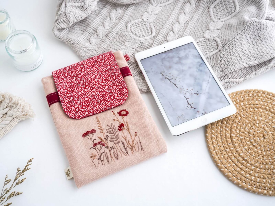 Husă pentru tablete cu flori roșii de luncă, Cadou pentru femei, mamă, soră, Accesorii elegante de damă, Husă cărți - geantă și husă - husă tablet și husă ebook - Artynos.ro
