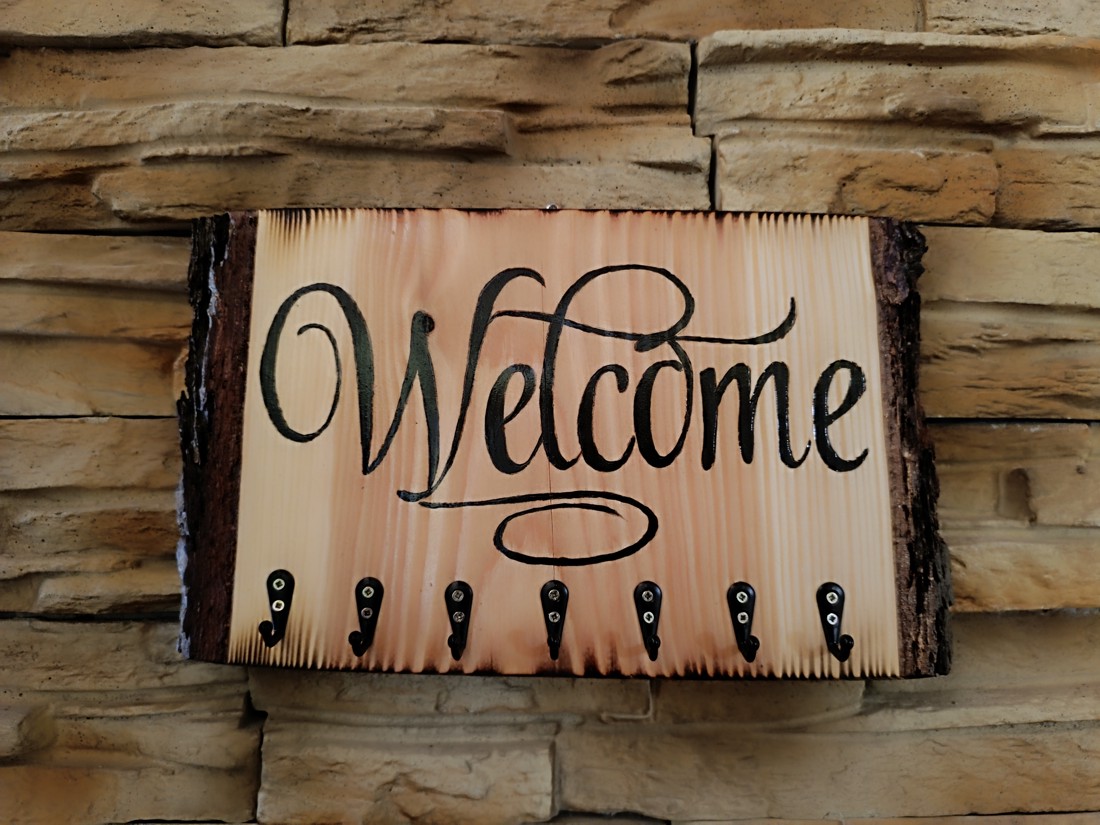 Breloc de perete din lemn cu inscripție Welcome - - Artynos.ro Breloc de perete din lemn cu inscripție Welcome - - Artynos.ro