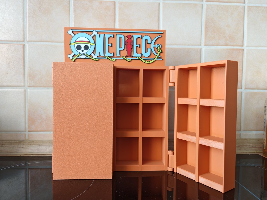 Suport pentru figurine One Piece Kinder Joy cu plăcuțe de identificare, variantă cu capac rabatabil -  - Artynos.ro
