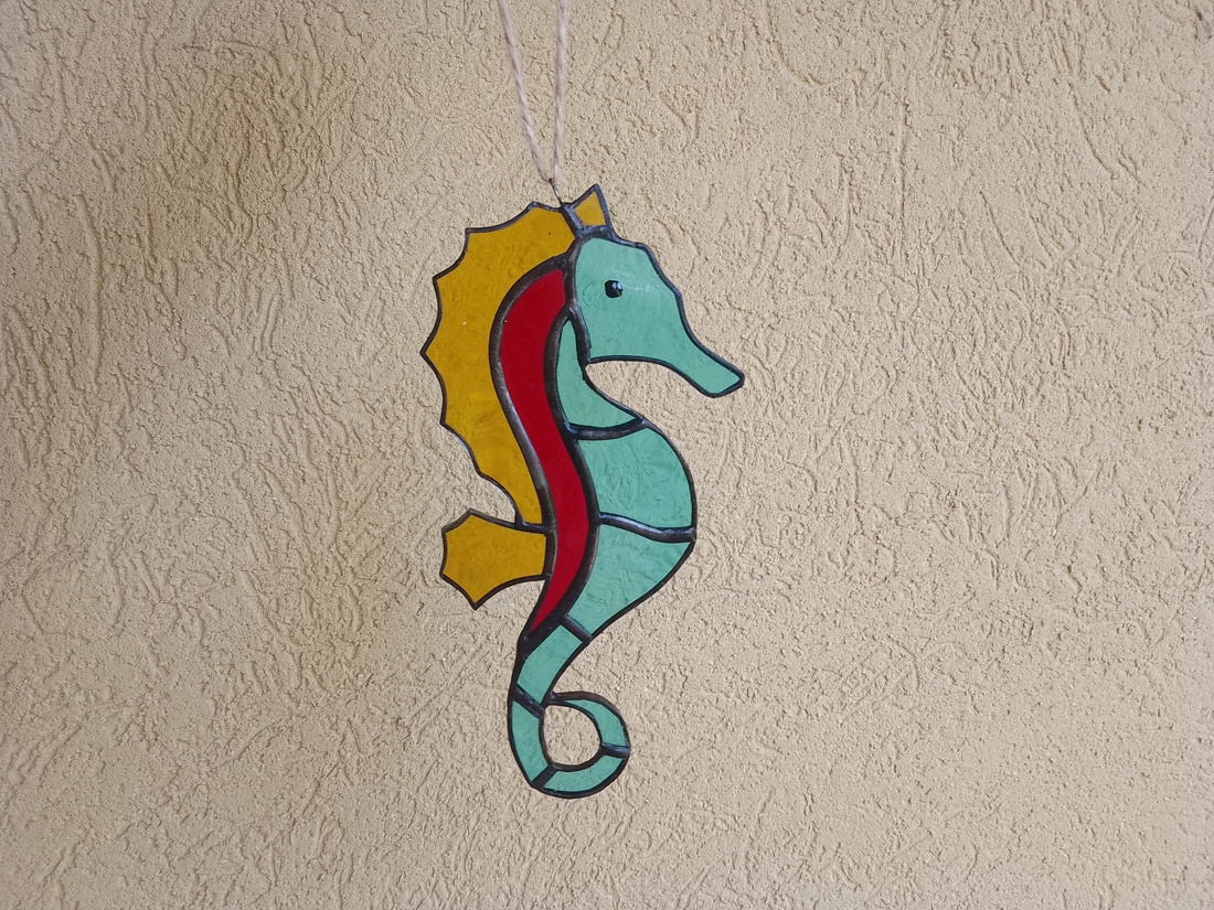 Seahorse Tiffany Window Decor O briză răcoritoare în zilele toride - casă & stil de viață - accesorii pentru decorat casa - decorațiuni de geam și decorațiuni de ușă - decor ferestre și autocolant pentru geam - Artynos.ro Seahorse Tiffany Window Decor O briză răcoritoare în zilele toride - casă & stil de viață - accesorii pentru decorat casa - decorațiuni de geam și decorațiuni de ușă - decor ferestre și autocolant pentru geam - Artynos.ro