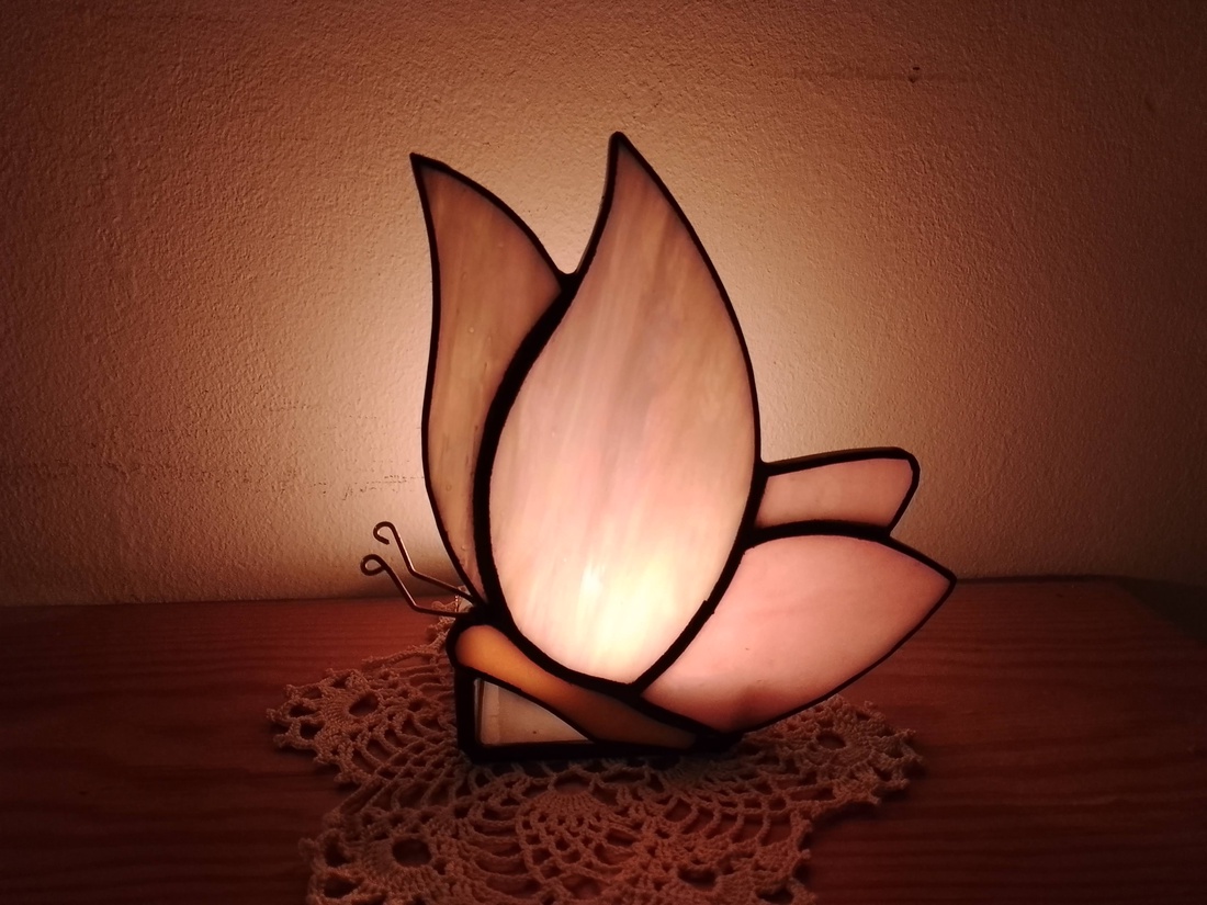 Un fluture care renaște în lumină Suport de lumânare Tiffany - casă & stil de viață - lumânări, parfumuri, arome - lumânări și sfeșnice - Artynos.ro Un fluture care renaște în lumină Suport de lumânare Tiffany - casă & stil de viață - lumânări, parfumuri, arome - lumânări și sfeșnice - Artynos.ro