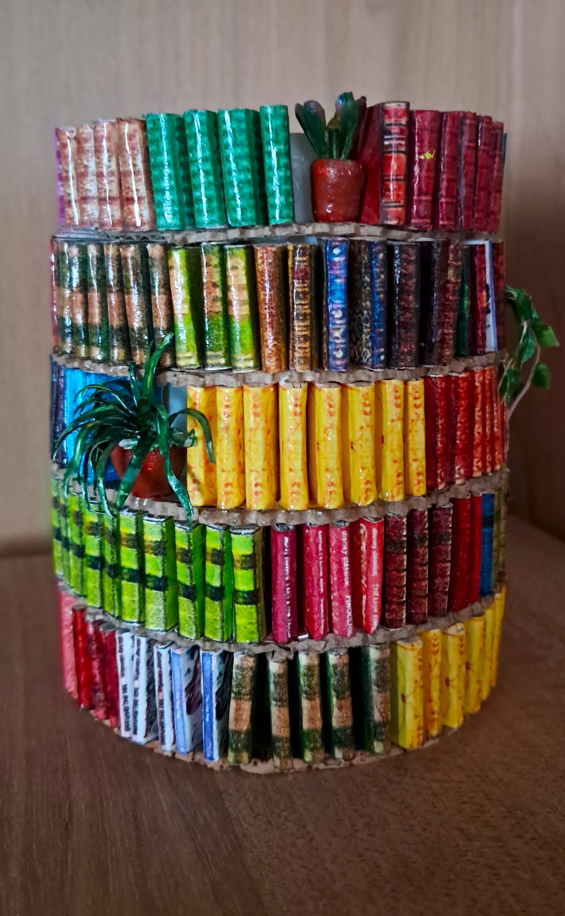 Könyvespolcos ceruzatartó - casă & stil de viață - produse de papetărie - suporturi de stilou și creioane - Artynos.ro