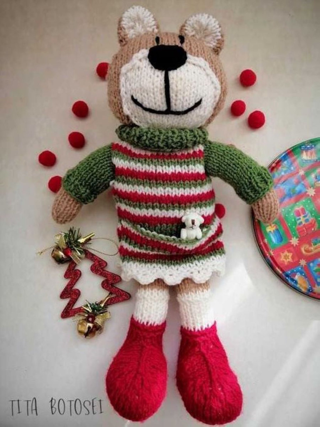 Ursuleață de Crăciun, jucărie tricotată. handmade. - accesorii de crăciun - cadouri de crăciun - Artynos.ro Ursuleață de Crăciun, jucărie tricotată. handmade. - accesorii de crăciun - cadouri de crăciun - Artynos.ro
