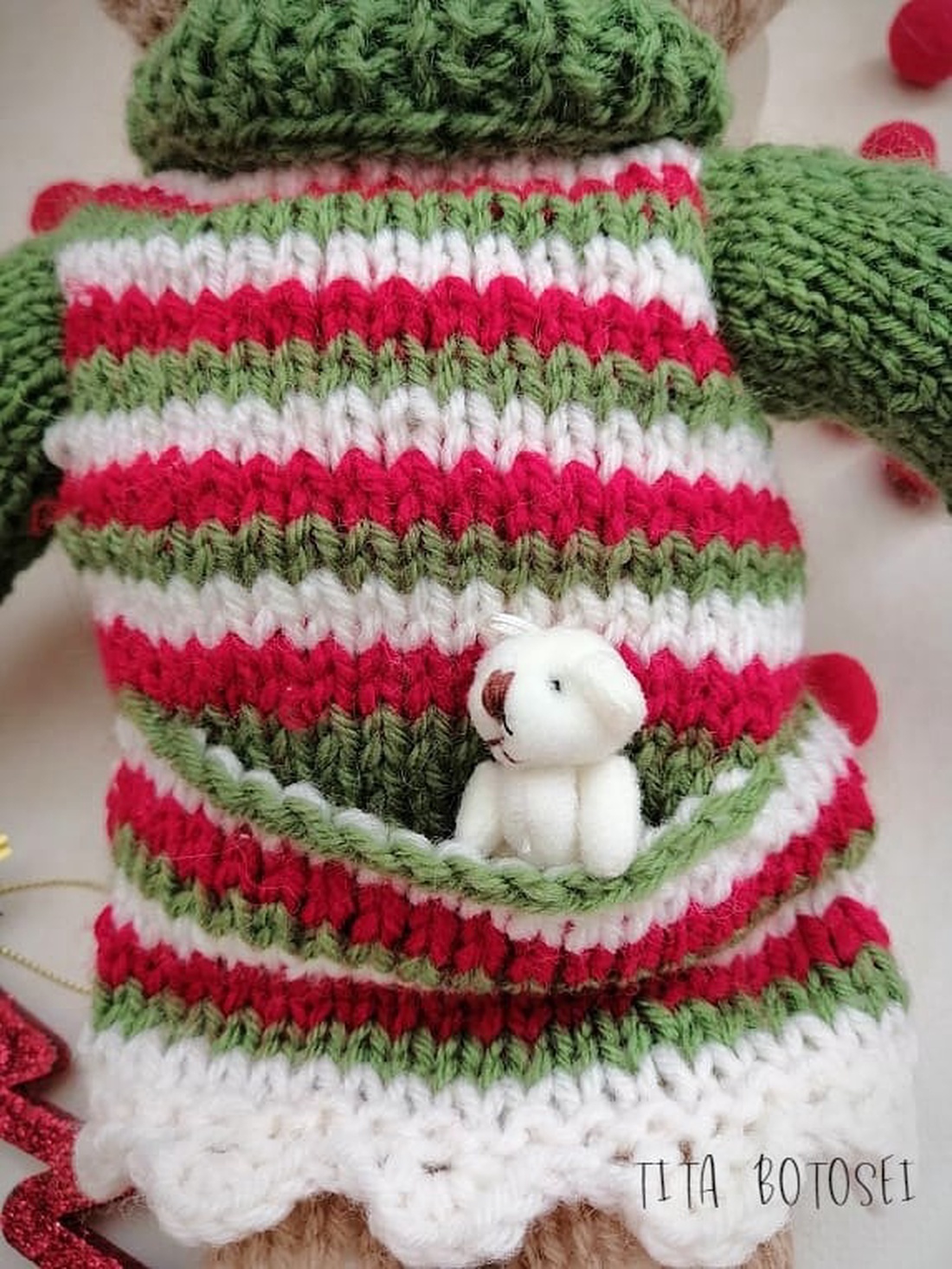 Ursuleață de Crăciun, jucărie tricotată. handmade. - accesorii de crăciun - cadouri de crăciun - Artynos.ro Ursuleață de Crăciun, jucărie tricotată. handmade. - accesorii de crăciun - cadouri de crăciun - Artynos.ro