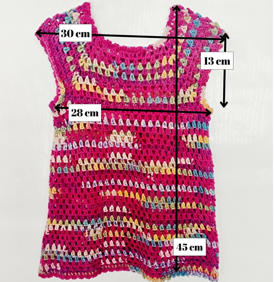 Set croșetat manual pentru fetiță � rochiță și pălărioară multicolore, 4�5 ani - îmbrăcăminte și modă - haine bebeluși și copii - rochii fetițe - Artynos.ro