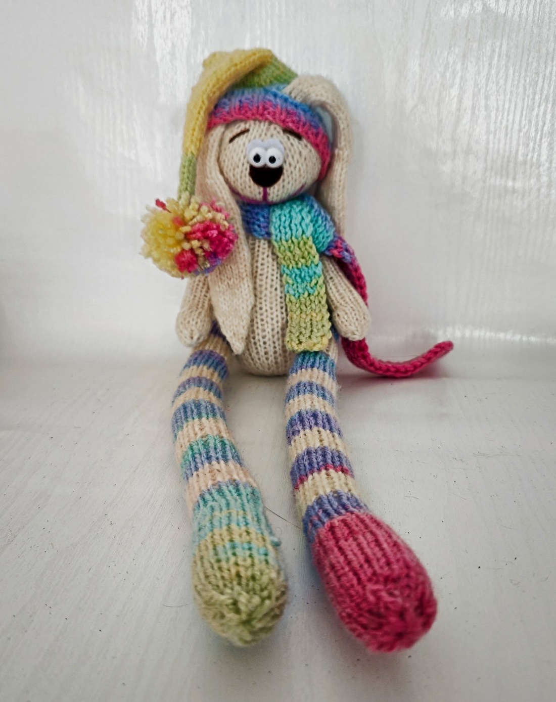 Iepuraș tricotat, handmade, cu picioare lungi � jucărie decorativă, cadou Paste, 44cm. - jucării și echipamente pentru copii - plușuri - iepure de pluș - Artynos.ro