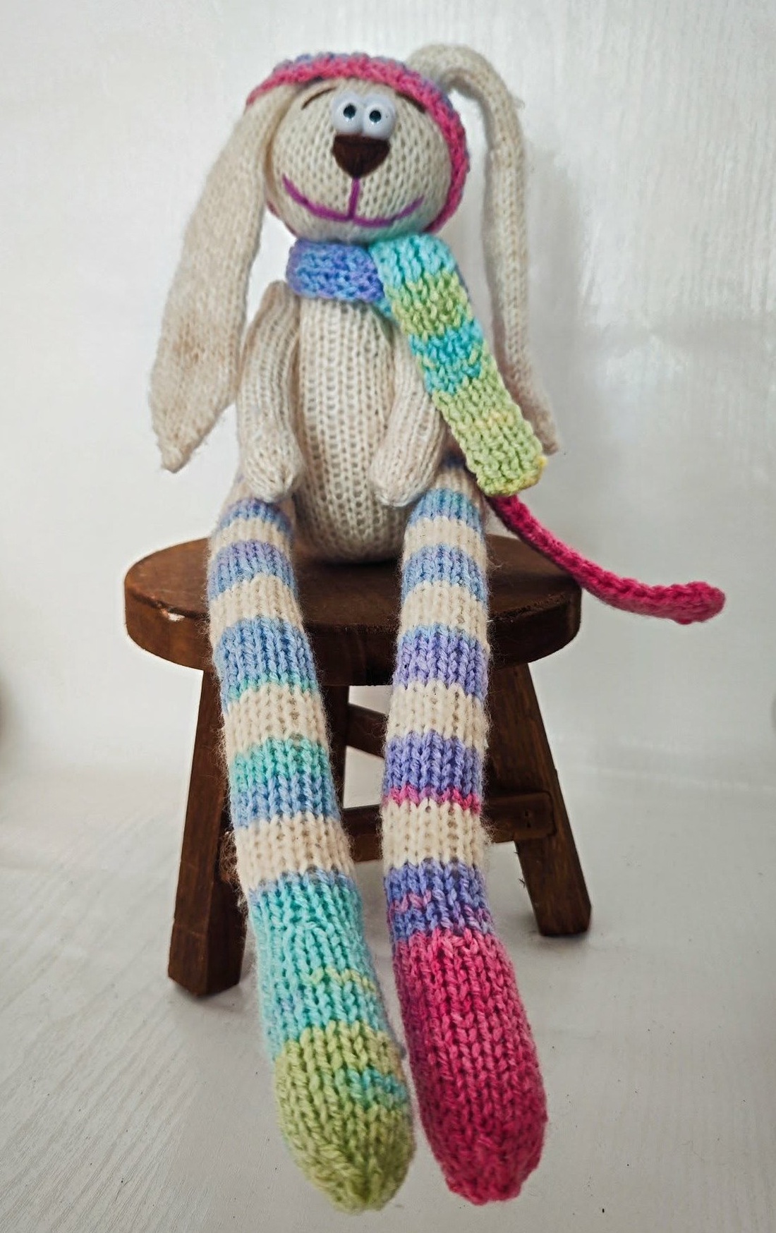 Iepuraș tricotat, handmade, cu picioare lungi � jucărie decorativă, cadou Paste, 44cm. - jucării și echipamente pentru copii - plușuri - iepure de pluș - Artynos.ro