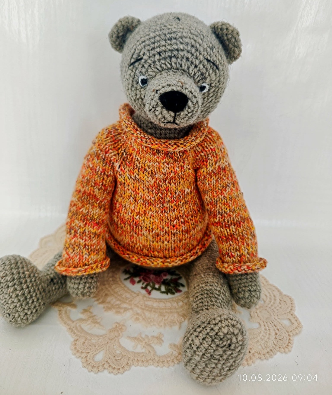 Ursuleț croșetat handmade, 36 cm, cu articulații mobile și pulover tricotat, cadou Craciun - jucării și echipamente pentru copii - plușuri - ursuleț de pluș - Artynos.ro