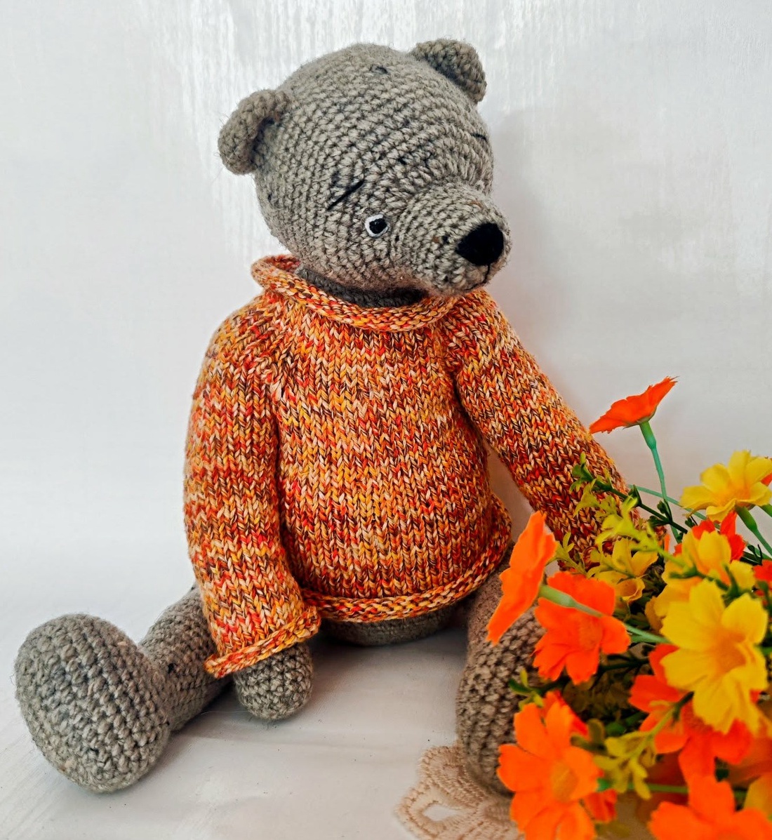 Ursuleț croșetat handmade, 36 cm, cu articulații mobile și pulover tricotat, cadou Craciun - jucării și echipamente pentru copii - plușuri - ursuleț de pluș - Artynos.ro