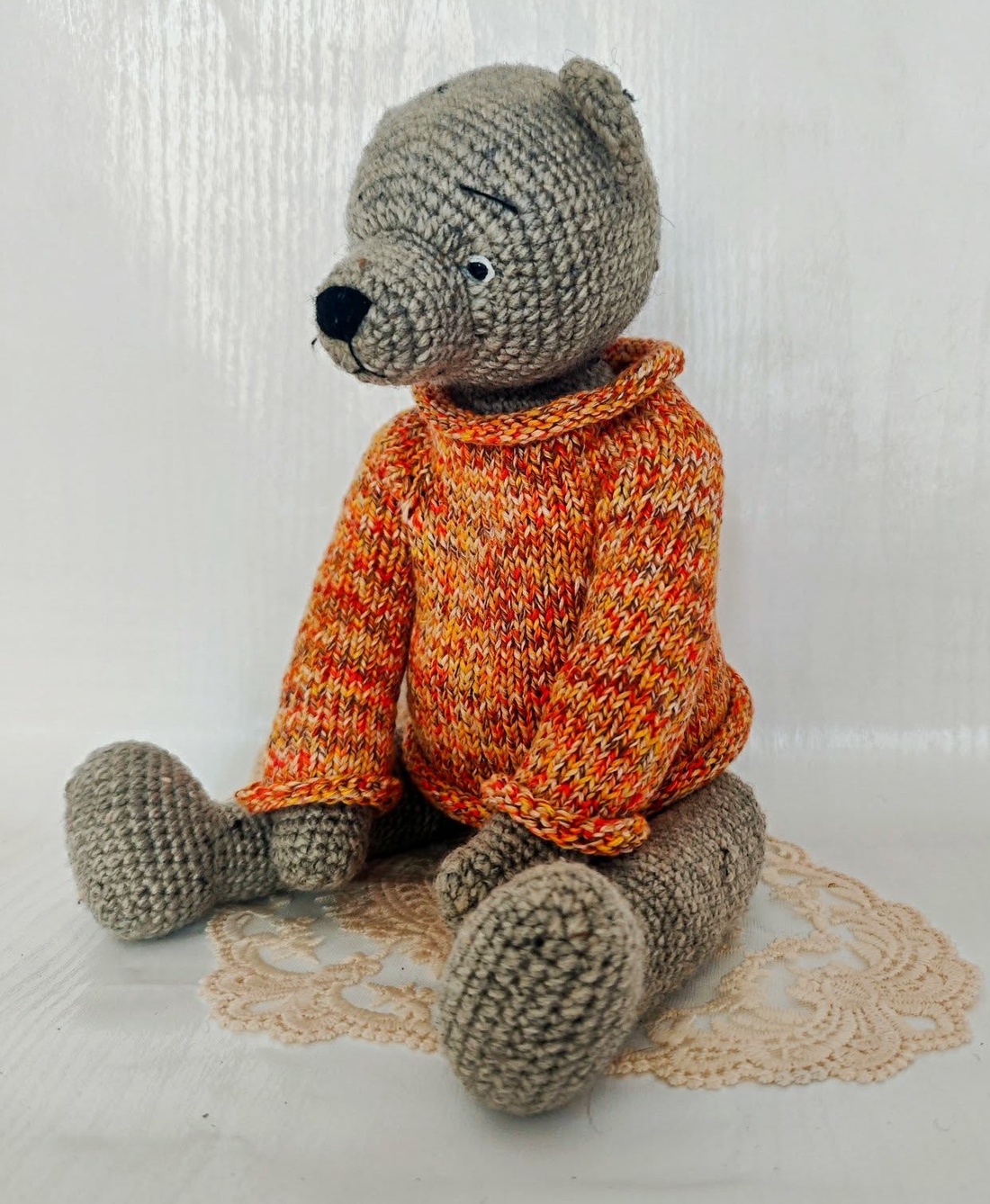Ursuleț croșetat handmade, 36 cm, cu articulații mobile și pulover tricotat, cadou Craciun - jucării și echipamente pentru copii - plușuri - ursuleț de pluș - Artynos.ro