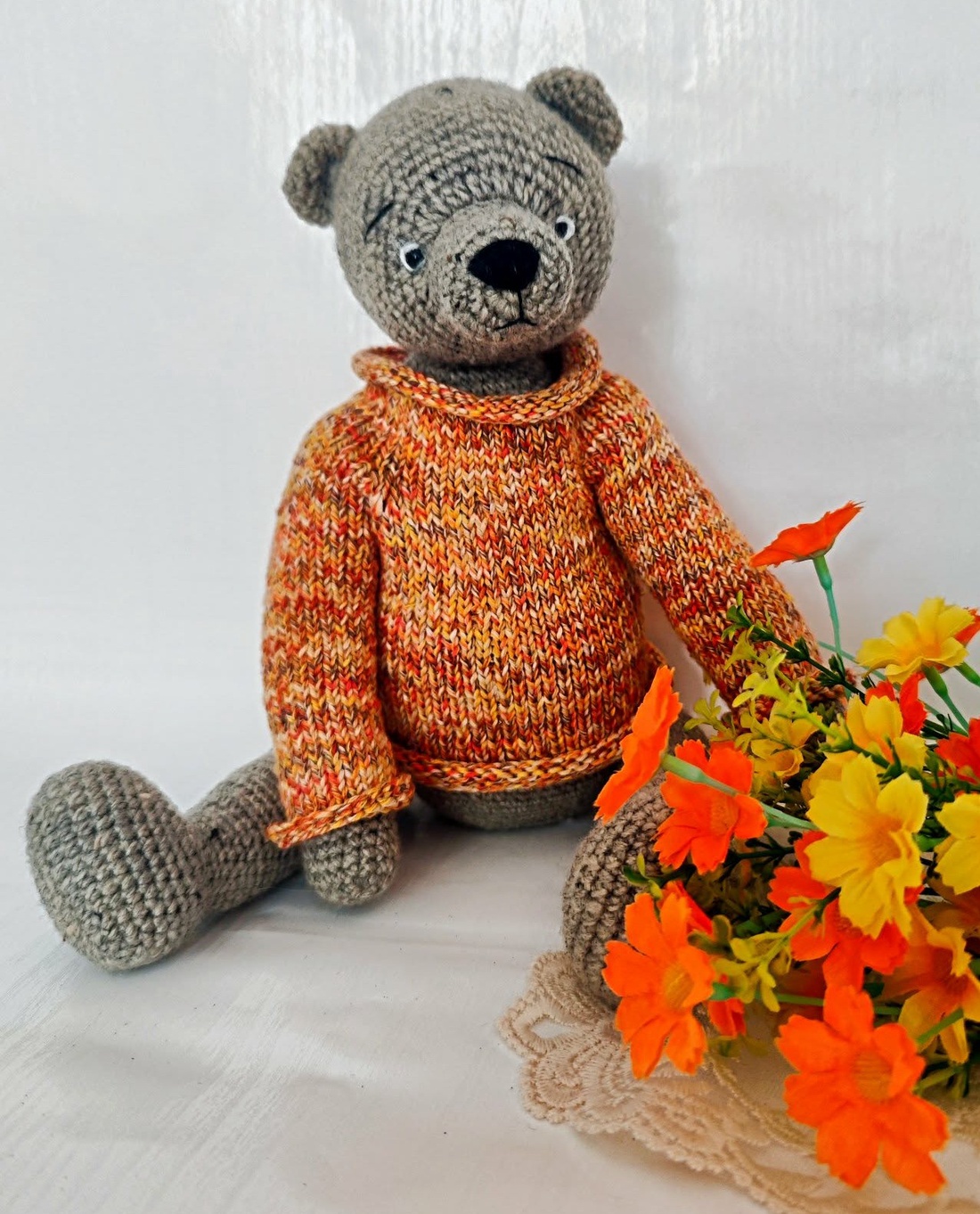 Ursuleț croșetat handmade, 36 cm, cu articulații mobile și pulover tricotat, cadou Craciun - jucării și echipamente pentru copii - plușuri - ursuleț de pluș - Artynos.ro