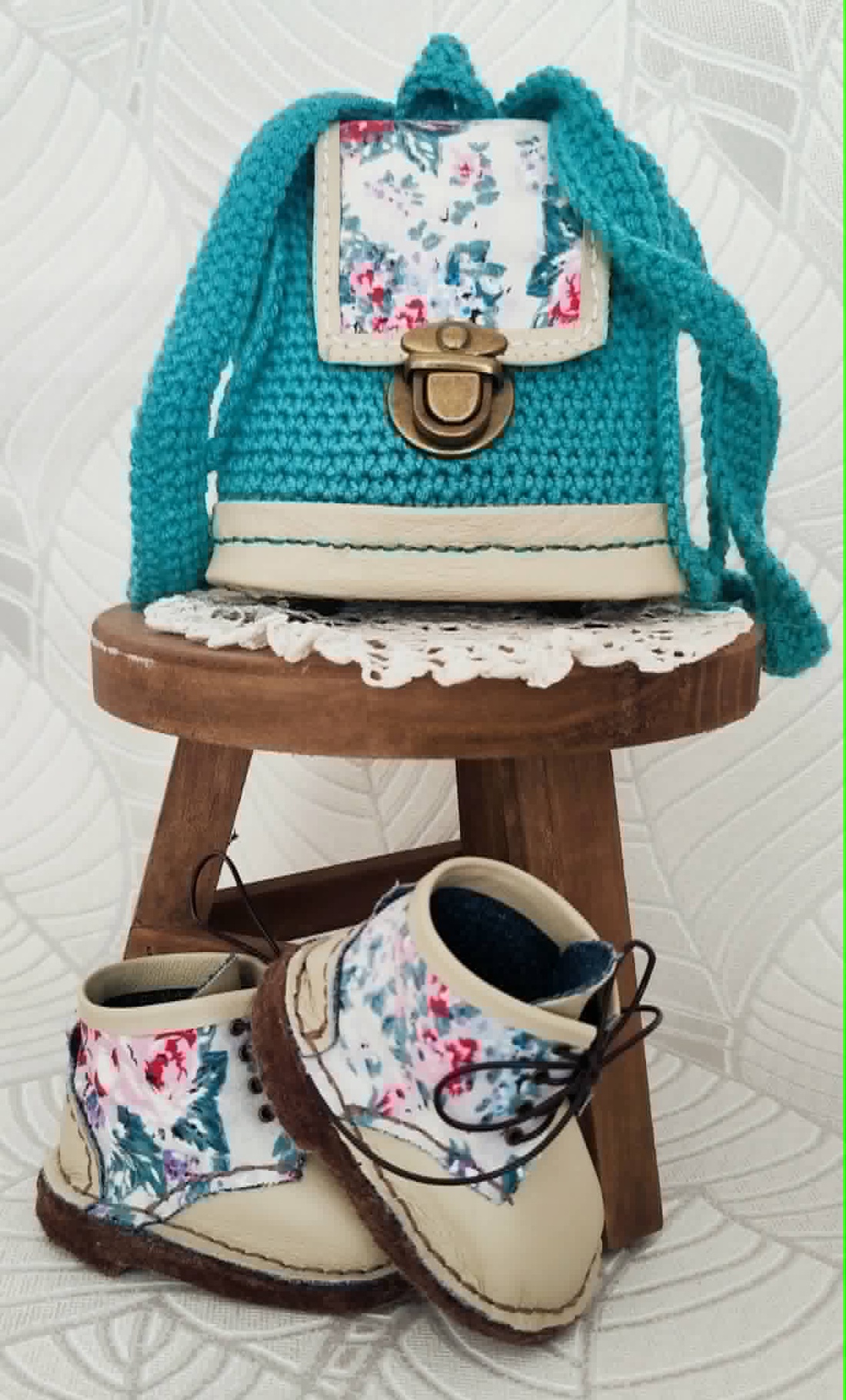Păpușă realistă tip reborn 60 cm, cu hăinuțe croșetate și accesorii unicat - jucării și echipamente pentru copii - jucării și accesorii pentru copii - păpuși de joacă - Artynos.ro