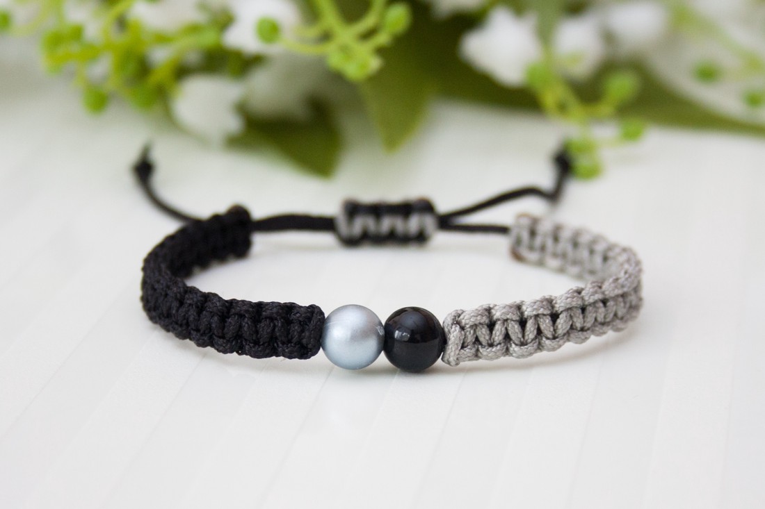 Brățară macramé împletită - Mărgele negre/gri - - Artynos.ro Brățară macramé împletită - Mărgele negre/gri - - Artynos.ro