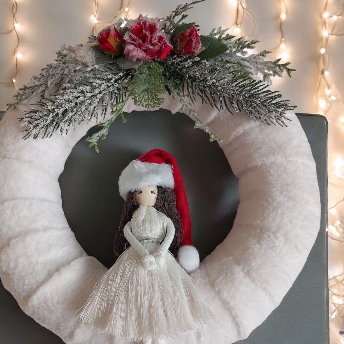 Ciocănitoare de iarnă curată cu pălărie de Moș Crăciun și păpușă macramé - crăciun - decorațiuni de crăciun de casă - decorațiuni pentru ușă de crăciun - Artynos.ro Ciocănitoare de iarnă curată cu pălărie de Moș Crăciun și păpușă macramé - crăciun - decorațiuni de crăciun de casă - decorațiuni pentru ușă de crăciun - Artynos.ro