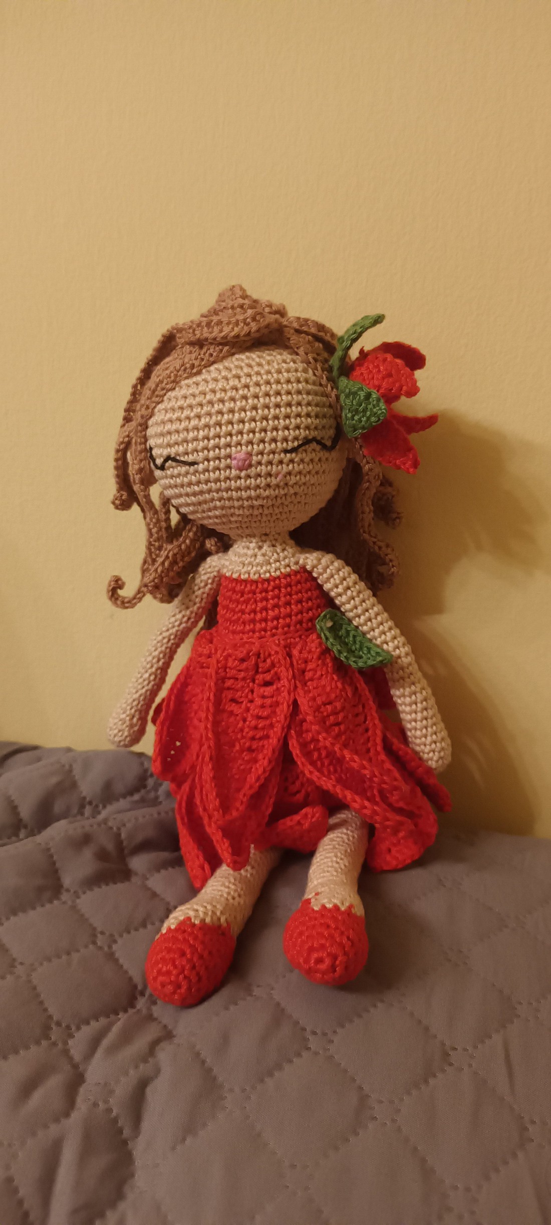 Păpușă Poinsettia - jucării și echipamente pentru copii - plușuri - păpușă croșetată, păpușă de pluș - Artynos.ro