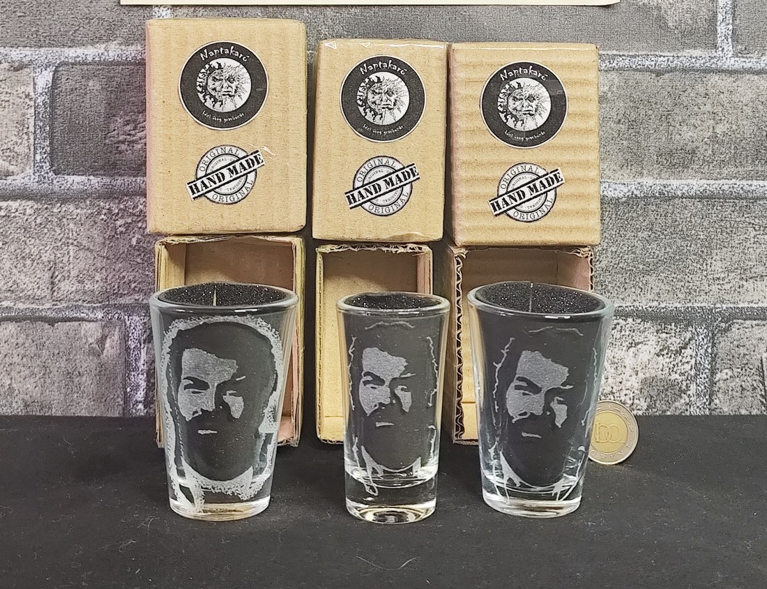 Pahar de shot din sticlă de 2,5 cl, cu model Bud Spencer, gravat manual  -  - Artynos.ro