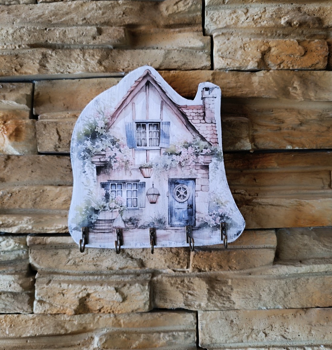 Breloc din lemn în stil vintage în formă de căsuță - - Artynos.ro Breloc din lemn în stil vintage în formă de căsuță - - Artynos.ro