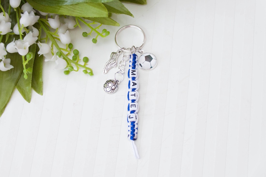Breloc, accesoriu pentru geantă � Albastru/alb cu motiv de fotbal � cu nume/inscripție -  - Artynos.ro