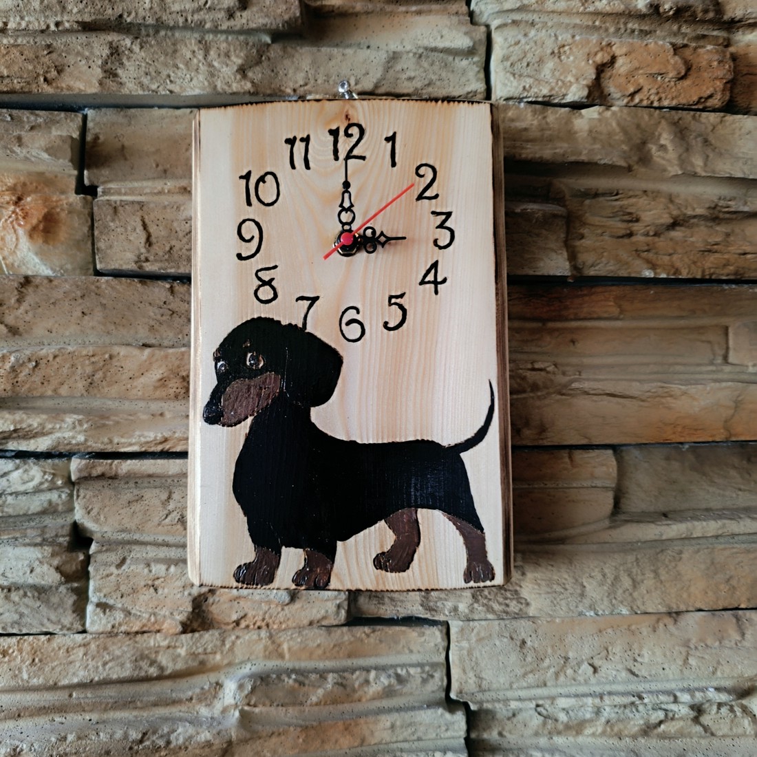 Ceas de perete din lemn cu câine drăguț dachshund -  - Artynos.ro