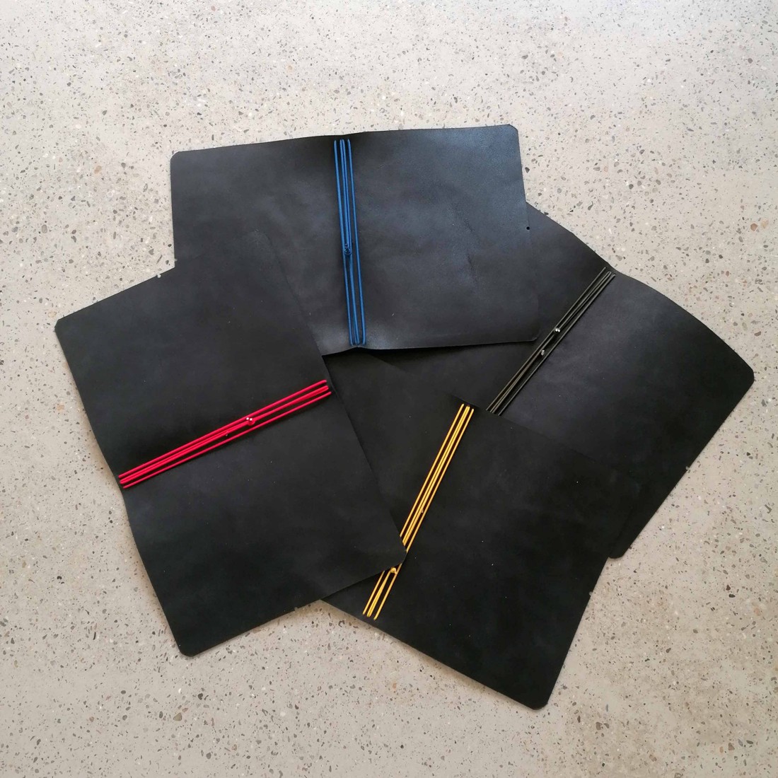 Dosar din piele naturală cu elastic pentru caiete (format A5), negru -  - Artynos.ro