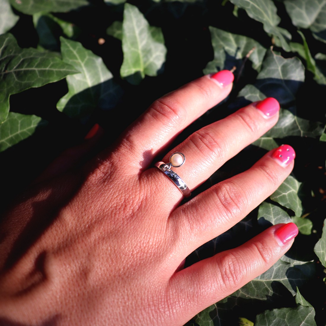 Inel cerc cu perlă albă mobilă, inel de damă din argint, mărimea 58 (EGY.199) - bijuterii - inele - inele cu perle - Artynos.ro Inel cerc cu perlă albă mobilă, inel de damă din argint, mărimea 58 (EGY.199) - bijuterii - inele - inele cu perle - Artynos.ro