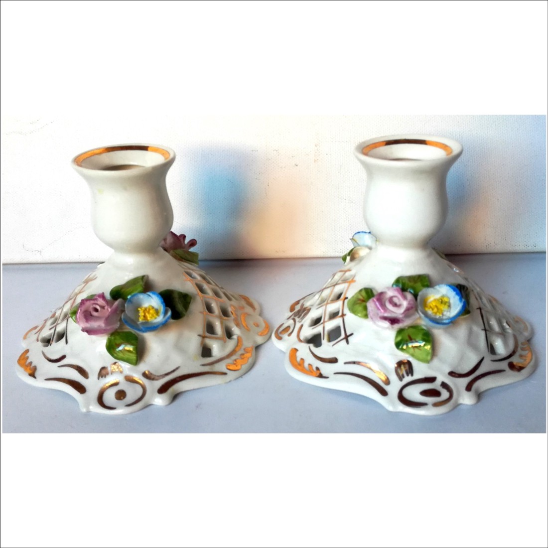 Două suporturi de lumânări din porțelan cu flori -  - Artynos.ro