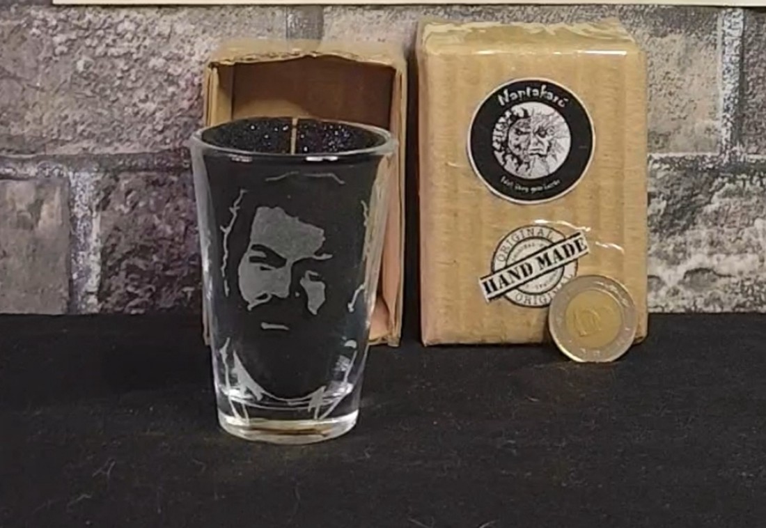 Pahar de băuturi spirtoase din sticlă, cu model Bud Spencer, gravat manual  -  - Artynos.ro