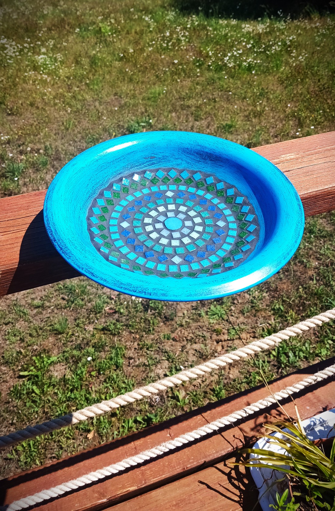 REKREDENC - hrănitor pentru păsări din mozaic realizat manual - poate fi montat pe balustradă (42) - casă & stil de viață - accesorii de grădină - hrănitoare pentru păsări - Artynos.ro