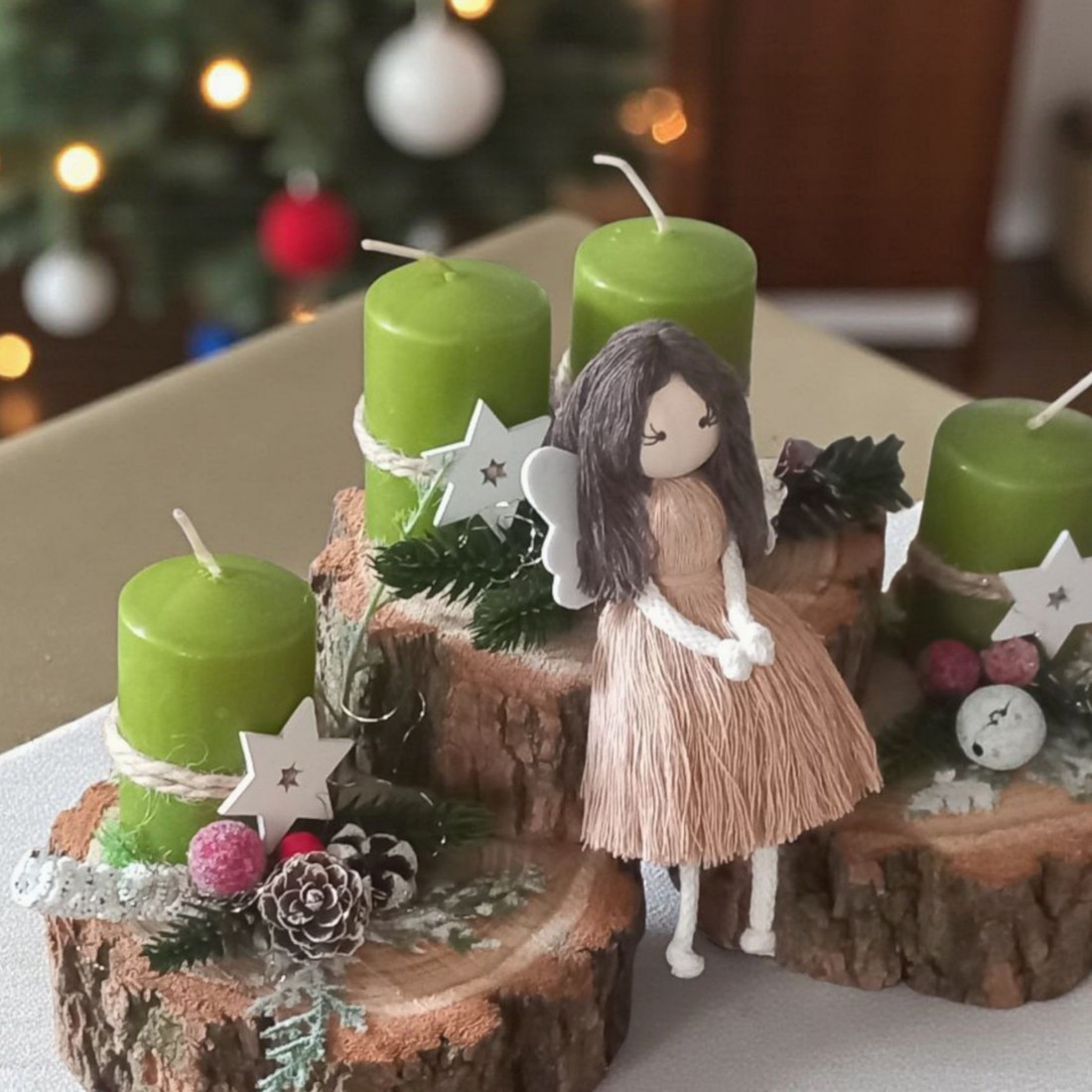 Coroană specială de Advent pe un disc de lemn - cu lumânări verzi, ornamente roșii și albe și înger macramé -  - Artynos.ro Coroană specială de Advent pe un disc de lemn - cu lumânări verzi, ornamente roșii și albe și înger macramé -  - Artynos.ro