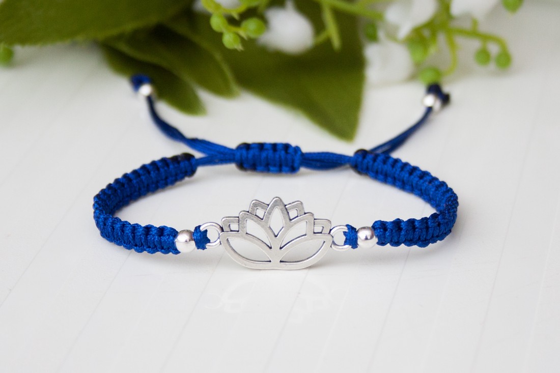 Brățară macramé împletită - Floare de lotus albastru închis - - Artynos.ro Brățară macramé împletită - Floare de lotus albastru închis - - Artynos.ro