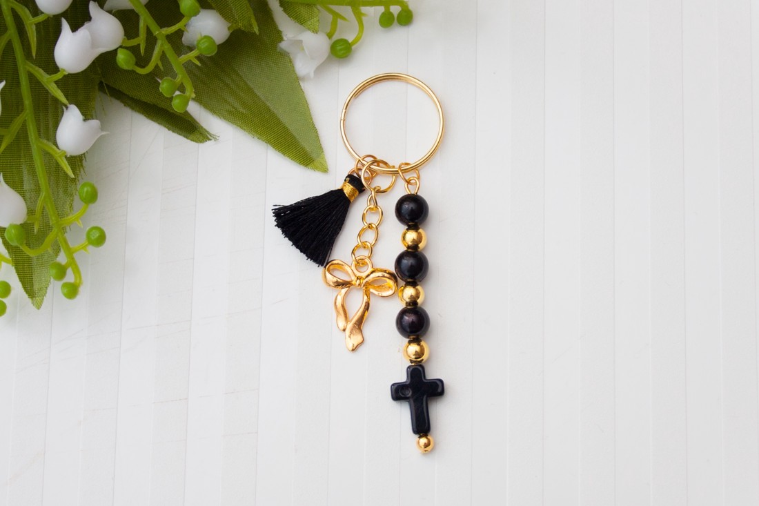 Breloc, ornament pentru geantă - Cruce negru/galben - - Artynos.ro Breloc, ornament pentru geantă - Cruce negru/galben - - Artynos.ro