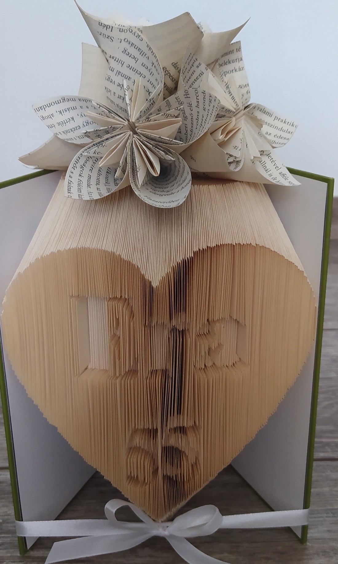 Inimă cu nume și număr, sculptură de carte cu decor din flori de hârtie - casă & stil de viață - accesorii pentru decorat casa - decorațiuni de masă și decorațiuni pentru rafturi  - sculptură de carte, carte pliată - Artynos.ro