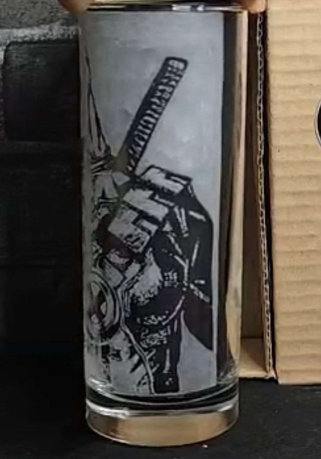 Pahar de sticlă cu model gravat manual, cu imaginea lui Deadpool  -  - Artynos.ro