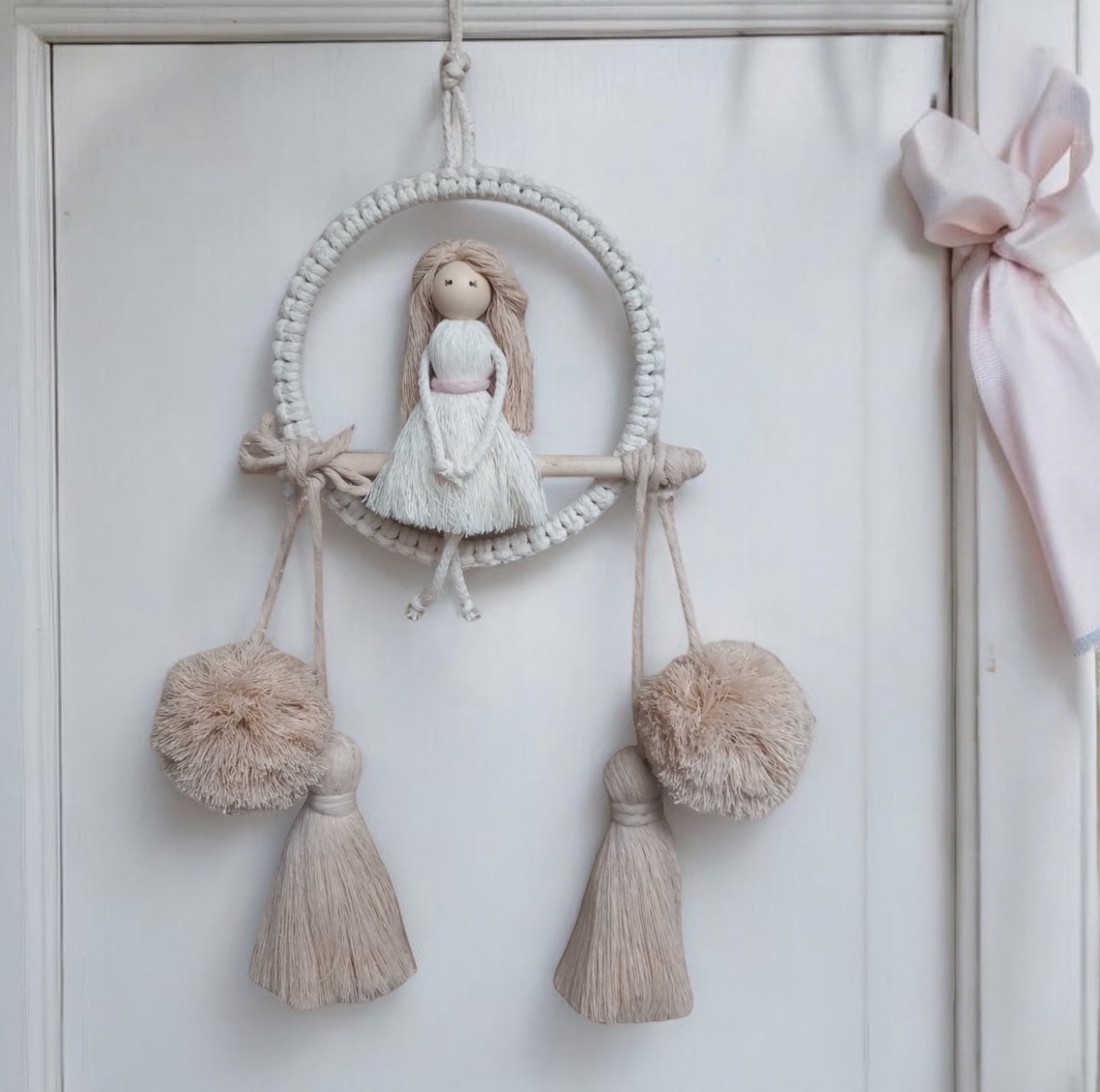 Decorațiuni de perete din macramé natural în ecru și bej - păpușă macramé pe cerc cu ciucuri și pompoane -  - Artynos.ro