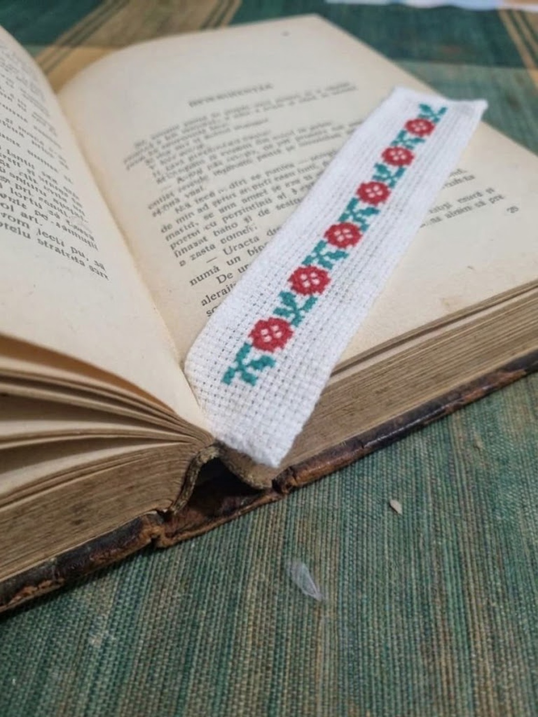 Semn de carte traditional cu broderie motive populare - cărți și creații cu tematică muzicală, cadouri - semn de carte - Artynos.ro
