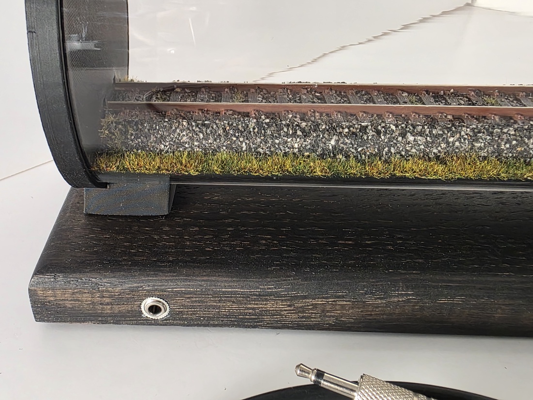 Vitrina cilindrica expozitie machete scara H0 cu conexiune DC / DCC - casă & stil de viață - mobilier artizanal - rafturi  - Artynos.ro