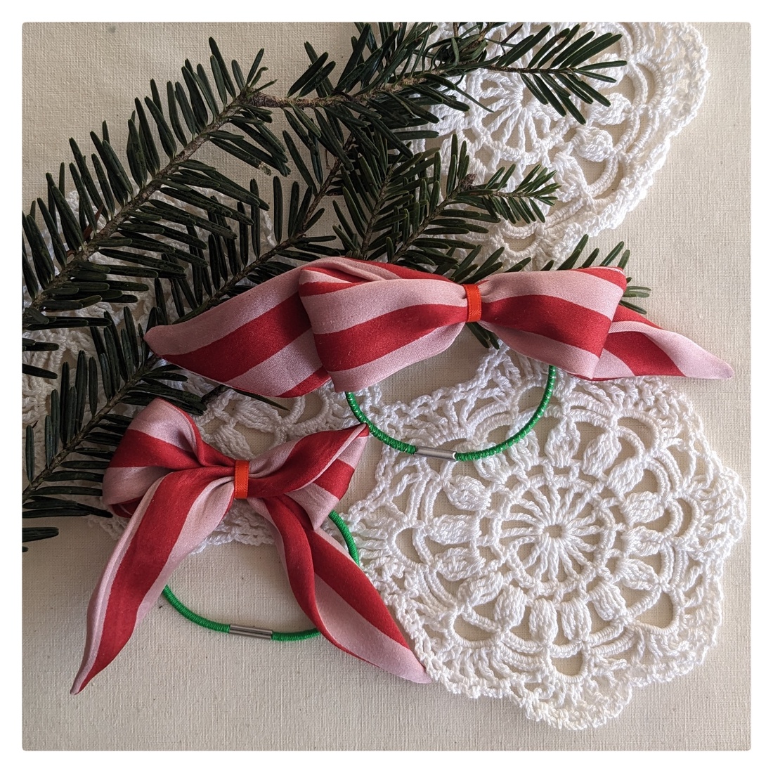 Set fundițe de păr din mătase - îmbrăcăminte și modă - accesorii păr - elastic de păr - Artynos.ro Set fundițe de păr din mătase - îmbrăcăminte și modă - accesorii păr - elastic de păr - Artynos.ro