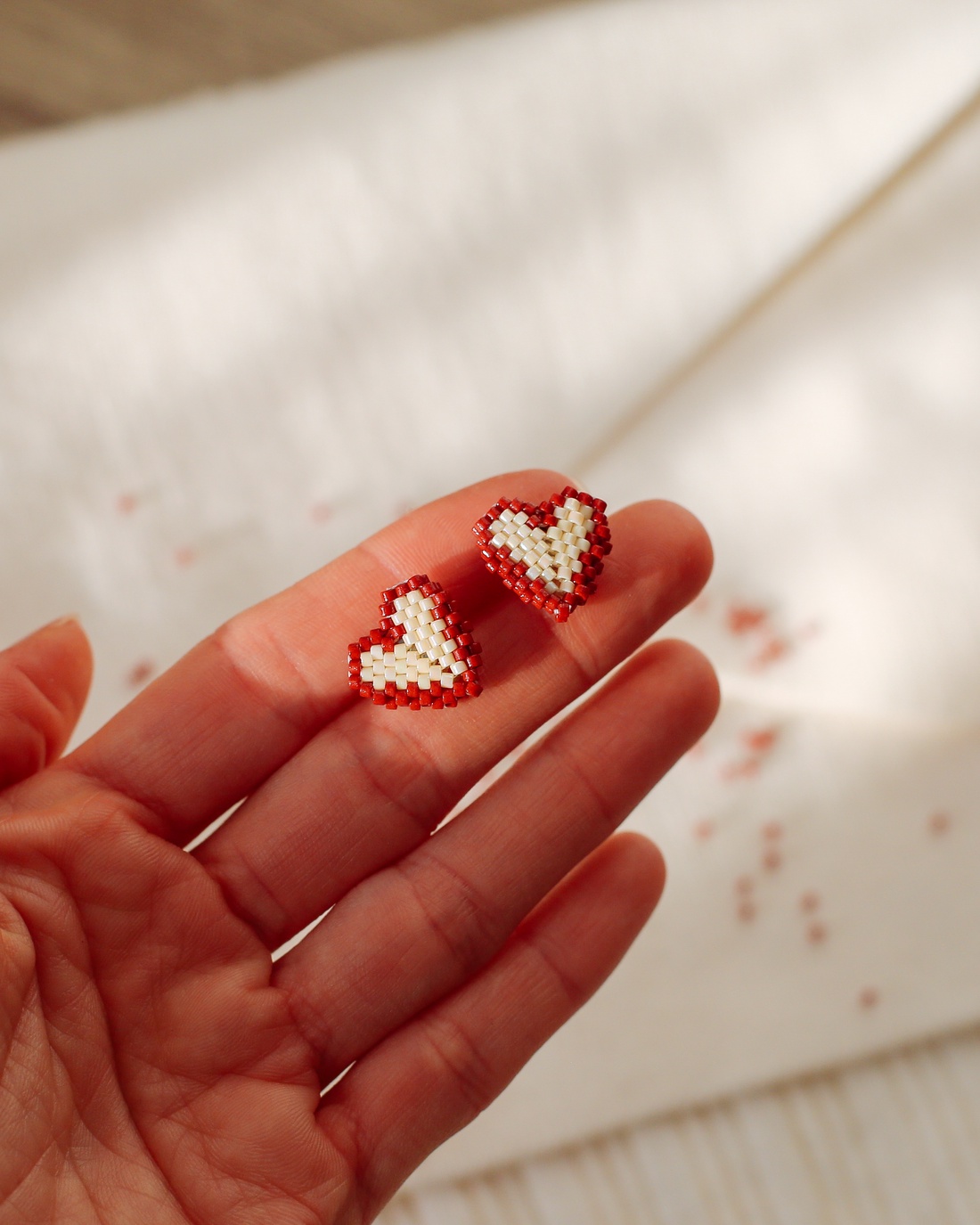 Cercei inimioara alb si rosu - bijuterii - cercei - cercei din mărgele - Artynos.ro
