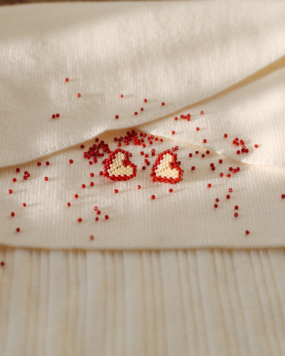 Cercei inimioara alb si rosu - bijuterii - cercei - cercei din mărgele - Artynos.ro