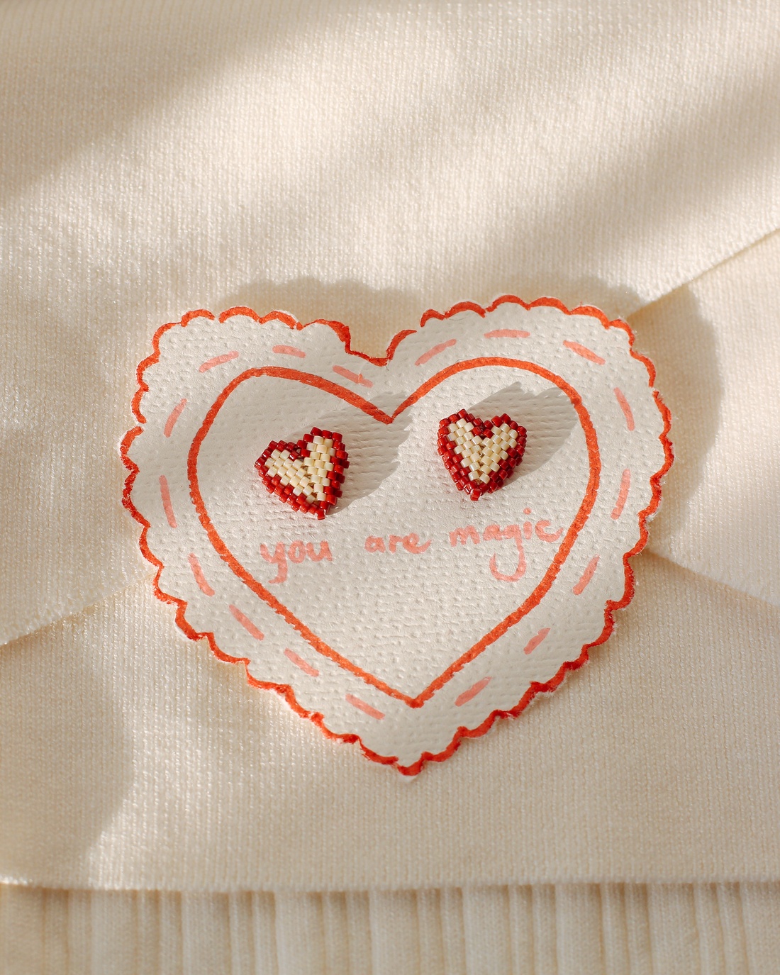 Cercei inimioara alb si rosu - bijuterii - cercei - cercei din mărgele - Artynos.ro